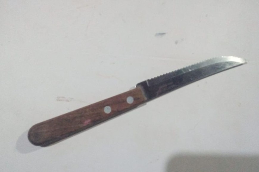 Uno de los cuchillos que tenían en su poder los delincuentes. Crédito: El Litoral.