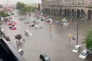 Calles llena de agua y autos inundados en la capital uruguaya.