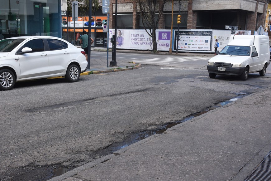 Pavimento. Todo levantado en la zona de Irigoyen Freyre entre 25 de Mayo y Rivadavia. Crédito: Luis Cetraro.