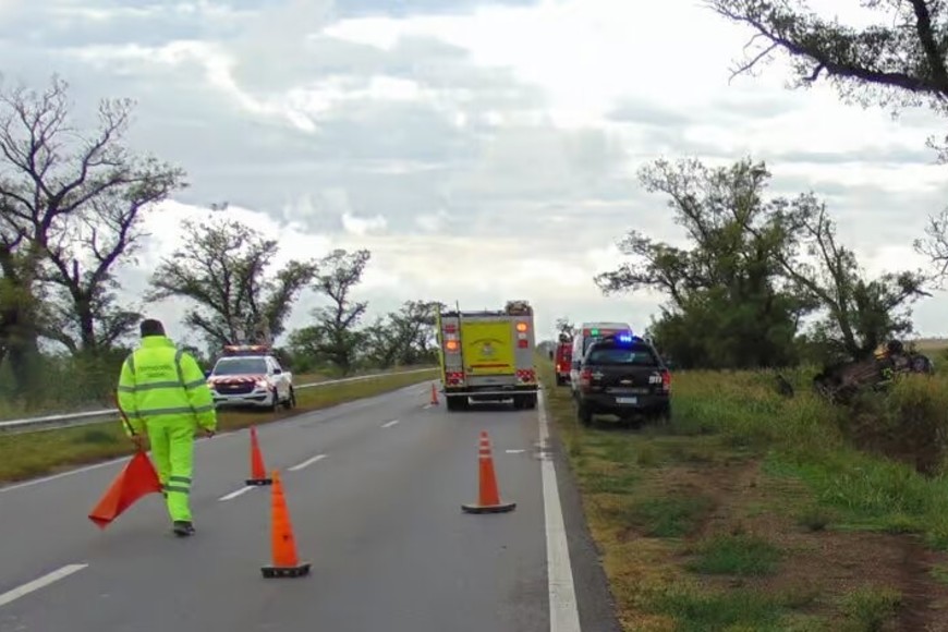 La ruta 8 permaneció con tránsito contralado por personal de Peaje. Crédito: Bomberos de Venado Tuerto