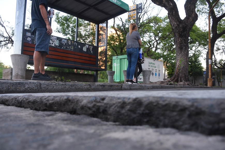 Alberti. En la parada céntrica frente al parque, sobre Rivadavia, se formó este salto en el hormigón. Crédito: Manuel Fabatía.