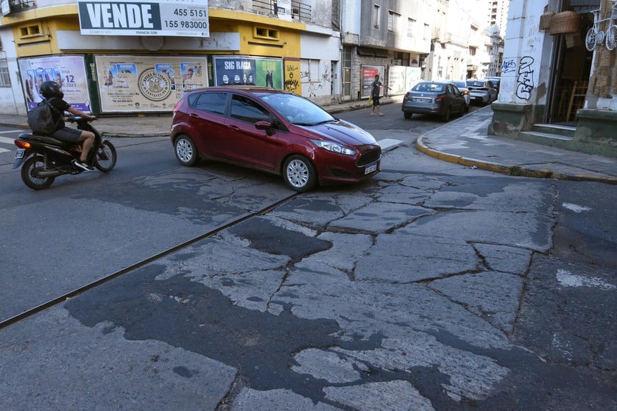 Centro. Hipólito Yrigoyen y San Jerónimo tiene toda la carpeta rota. Crédito: Pablo Aguirre.