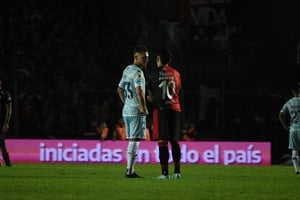 Gonzalo Piovi, ya con la camiseta de Racing, conversando con Facundo Farías. Los dos formaron parte del plantel que dirigía Eduardo Domínguez y consiguió el título en San Juan. Piovi jugó de "6" aquella final ante Racing. Crédito: Manuel Fabatía