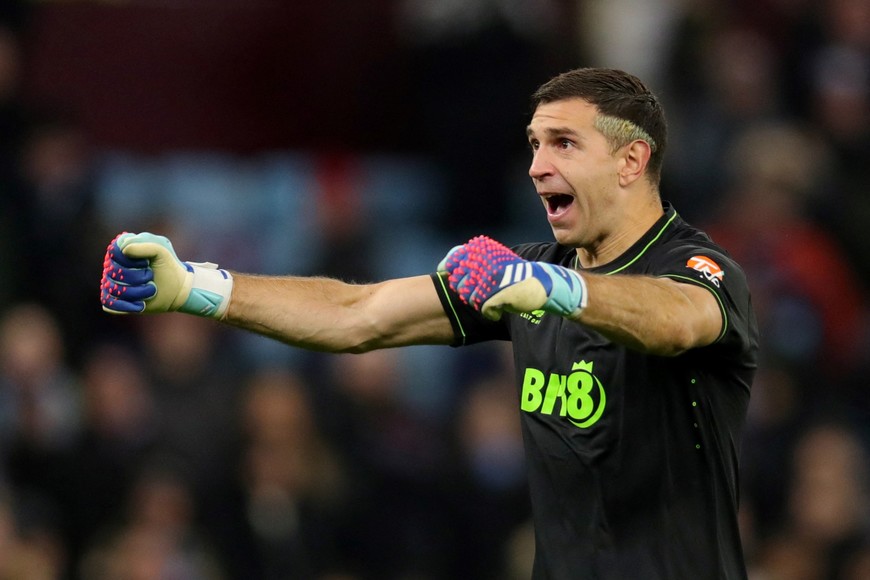 Soccer Football - Premier League - Aston Villa v Manchester City - Villa Park, Birmingham, Britain - December 6, 2023
Aston Villa's Emiliano Martinez celebrates after the match REUTERS/Chris Radburn NO USE WITH UNAUTHORIZED AUDIO, VIDEO, DATA, FIXTURE LISTS, CLUB/LEAGUE LOGOS OR 'LIVE' SERVICES. ONLINE IN-MATCH USE LIMITED TO 45 IMAGES, NO VIDEO EMULATION. NO USE IN BETTING, GAMES OR SINGLE CLUB/LEAGUE/PLAYER PUBLICATIONS.