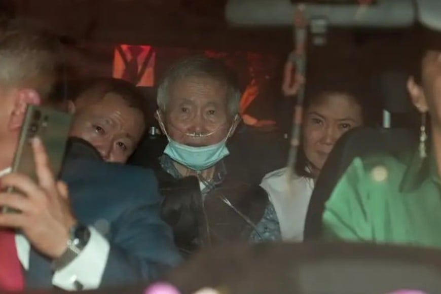 En el momento de su salida del centro penitenciario, el expresidente abrazó a sus hijos, Keiko y Kenji.