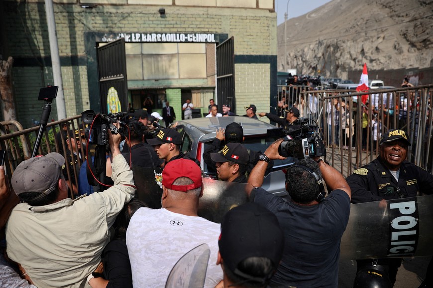 Keiko and Kenji Fujimori, children of former Peruvian President Alberto Fujimori, arrive at the prison where Peru's former President Alberto Fujimori is being held, in Lima, Peru December 6, 2023. REUTERS/Sebastian Castaneda