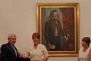 Momento en el que María Laura Tornay recibe el diploma que la acredita como integrante de la Junta Provincial de Estudios Históricos, de manos de su presidente Alejandro Damianovich. Junto a ellos, Teresa Suárez.