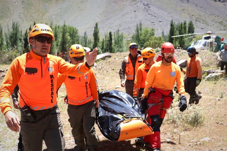 Carabineros and rescue team members carry the body of one of the three Argentinean climbers who died while on a trek, Lo Valdes area at Cajon del Maipo zone, in Santiago, Chile, December 6, 2023. Carabineros de Chile/Handout via REUTERS ATTENTION EDITORS - THIS IMAGE HAS BEEN SUPPLIED BY A THIRD PARTY NO RESALES. NO ARCHIVES