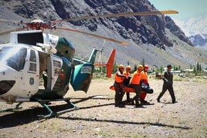 Carabineros and rescue team members carry the body of one of the three Argentinean climbers who died while on a trek, at Lo Valdes area at Cajon del Maipo zone, in Santiago, Chile, December 6, 2023. Carabineros de Chile/Handout via REUTERS ATTENTION EDITORS - THIS IMAGE HAS BEEN SUPPLIED BY A THIRD PARTY NO RESALES. NO ARCHIVES