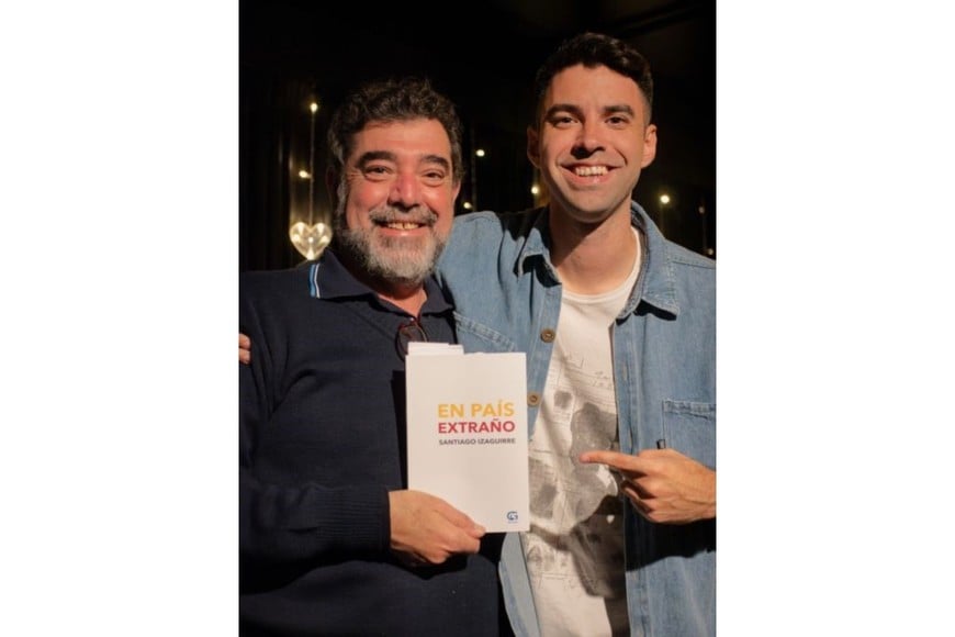 Santiago Izaguirre, autor del libro “En país extraño”, con el destacado Sergio Gioacchini, quien compartió la presentación del libro.