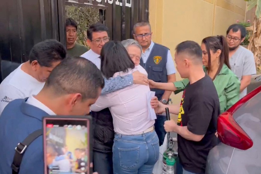 Former Peruvian President Alberto Fujimori is greeted by his children Keiko and Kenji, as he leaves prison after being released following the restoration of a contentious 2017 pardon on humanitarian grounds, on the outskirts of Lima, Peru, December 6, 2023 in this screengrab from social media video.    Courtesy Elio Riera/via REUTERS    THIS IMAGE HAS BEEN SUPPLIED BY A THIRD PARTY. NO RESALES. NO ARCHIVES.