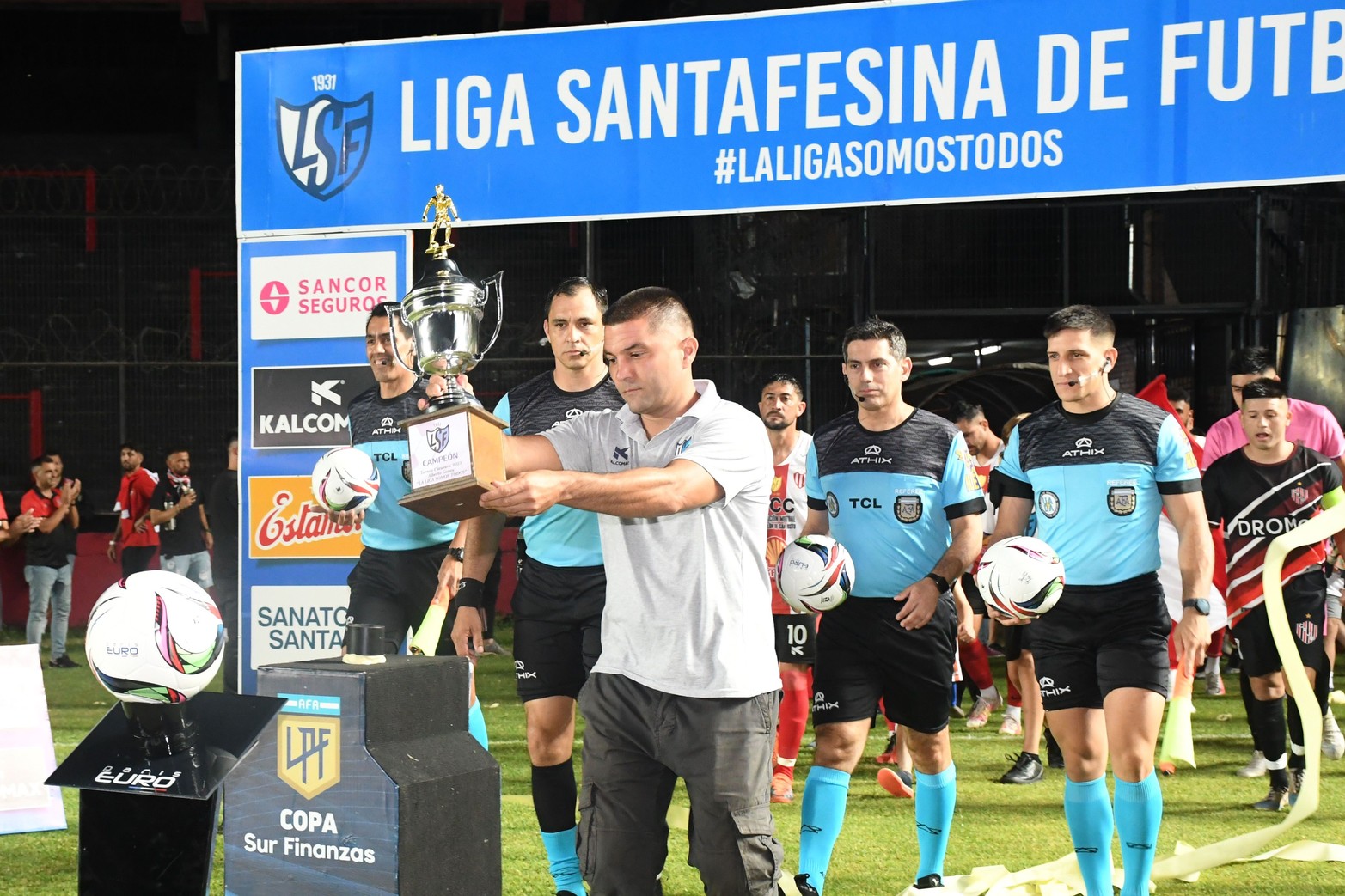 Leonidas Bonaveris, Presidente de la Liga Santafesina de Fútbol con la Copa en la mano antes del inicio del partido. 