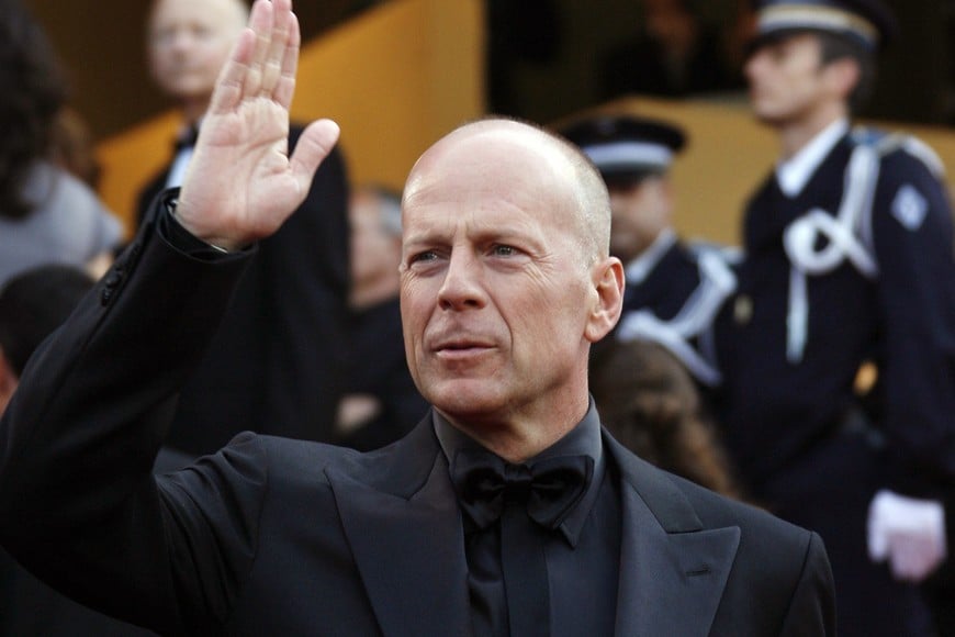 cast member u.s. actor bruce willis arrives for a screening of u.s. directors karey kirkpatrick and tim johnson's out of competition animated film 'over the hedge' at the 59th cannes film festival may 21, 2006.    reuters_eric gaillard bruce willis festival internacional de cine de cannes francia presentacion pelicula actor presentacion protocolar over the hedge