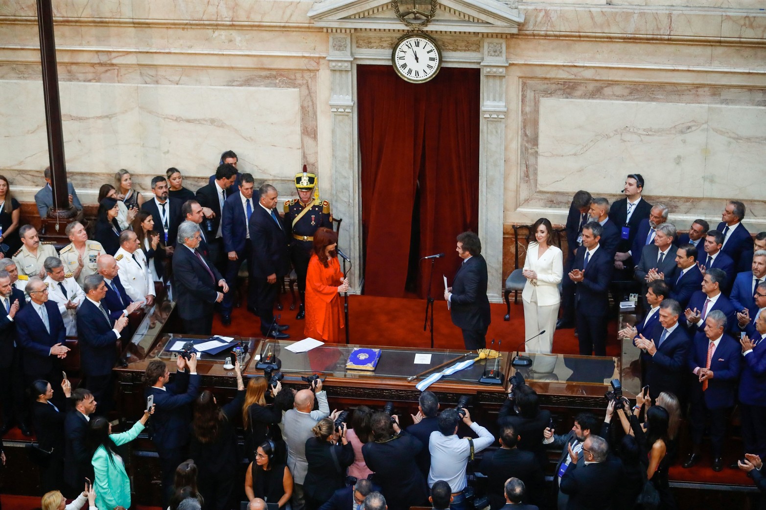 El flamante mandatario recibió los atributos de manos del saliente Alberto Fernández. No habló ante el cuerpo parlamentario, sino después en la plaza