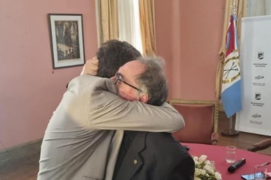 Andrés Golosetti y Guillermo Franchella se fundieron con un cálido abrazo.