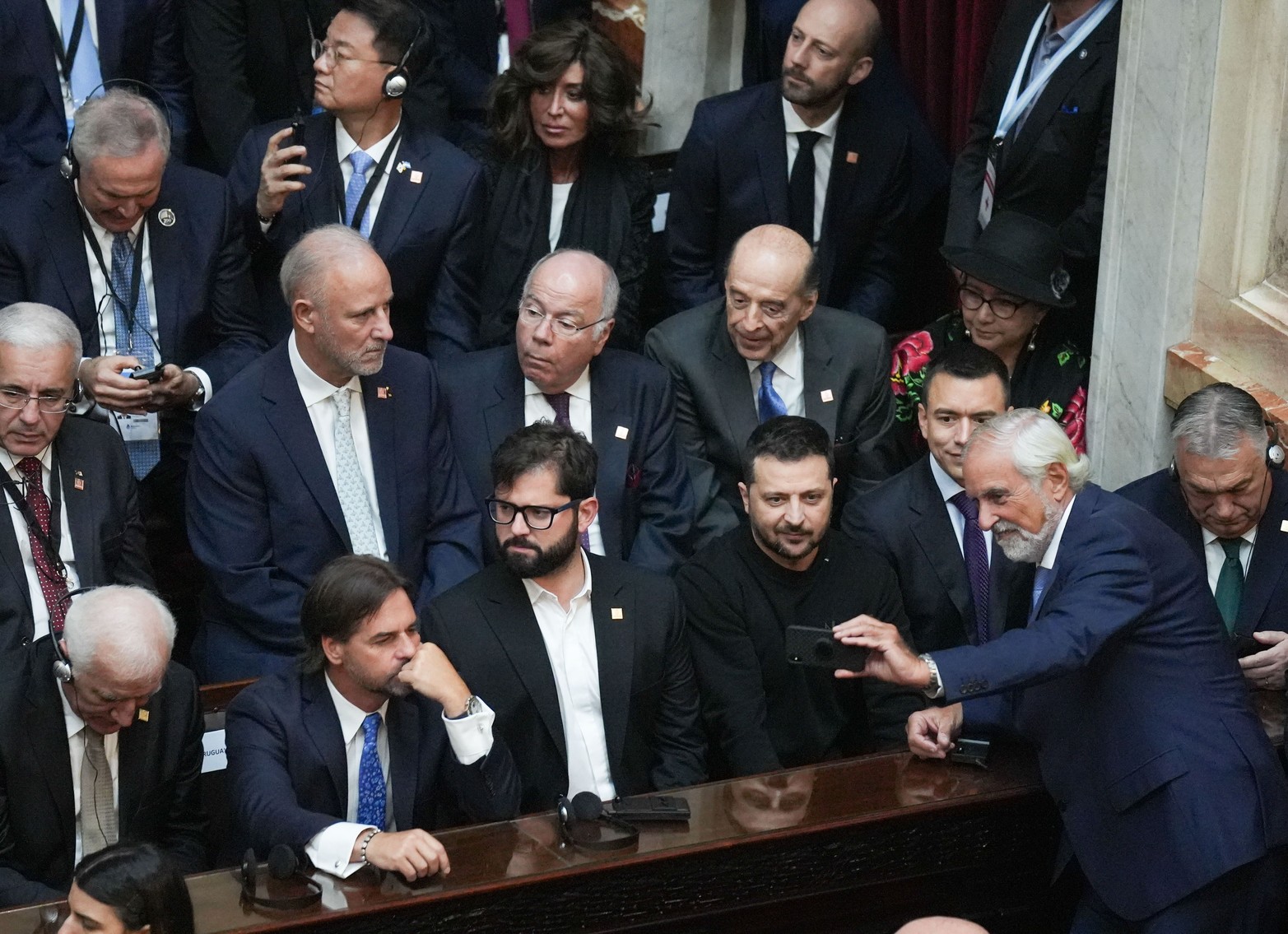 El flamante mandatario recibió los atributos de manos del saliente Alberto Fernández. No habló ante el cuerpo parlamentario, sino después en la plaza