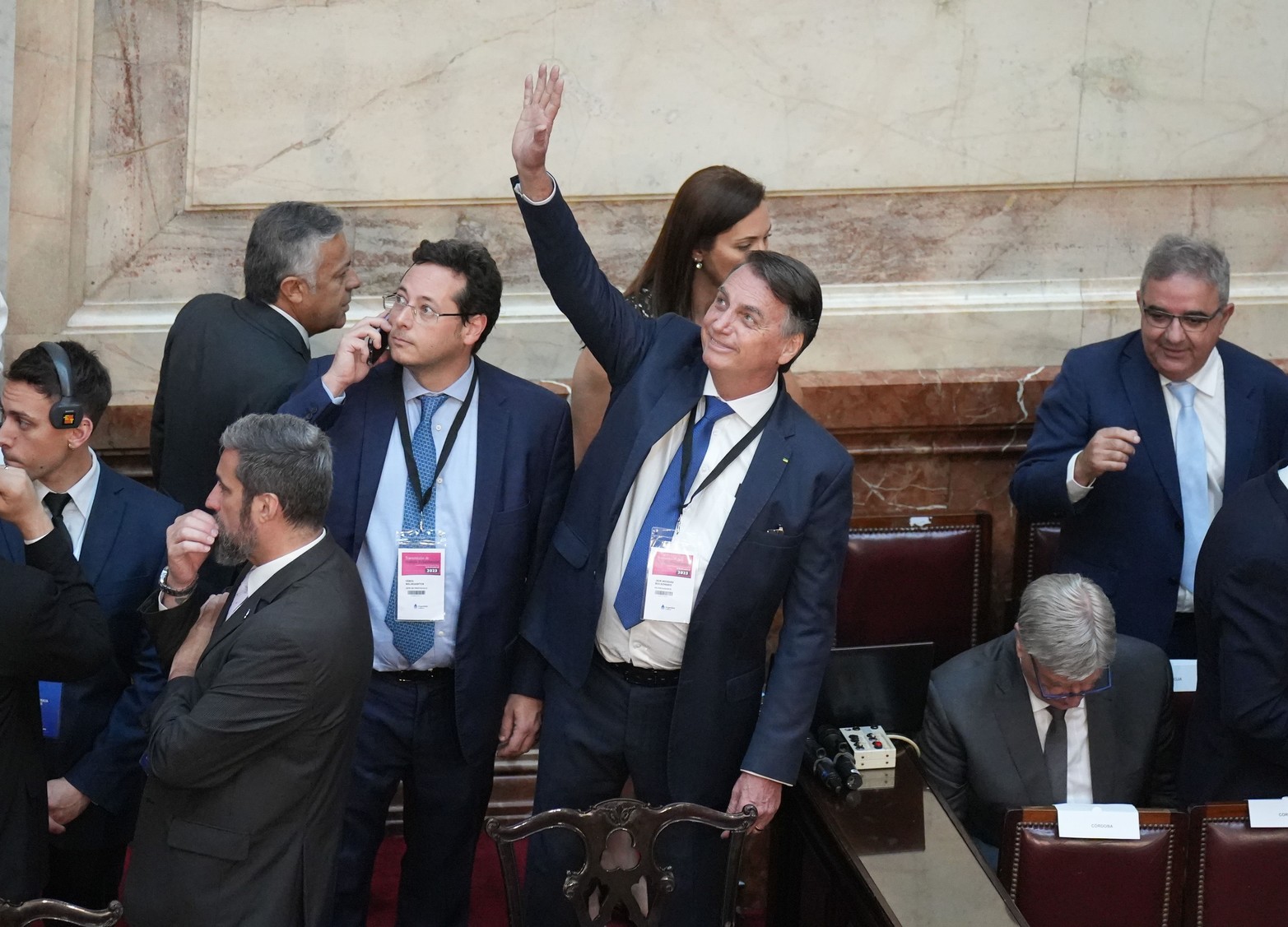 El flamante mandatario recibió los atributos de manos del saliente Alberto Fernández. No habló ante el cuerpo parlamentario, sino después en la plaza