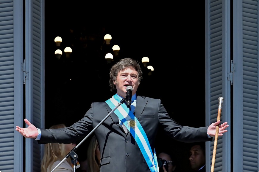 (231210) -- BUENOS AIRES, 10 diciembre, 2023 (Xinhua) -- El presidente argentino, Javier Milei, saluda desde un balcón de la Casa Rosada a las personas en la Plaza de Mayo, en la ciudad de Buenos Aires, capital de Argentina, el 10 de diciembre de 2023. El nuevo presidente de Argentina, Javier Milei, convocó el domingo a abrir una "nueva era" en el país sudamericano, en su primer discurso como mandatario. (Xinhua/German Adrasti) (mz) (rtg) (ah) (da)
