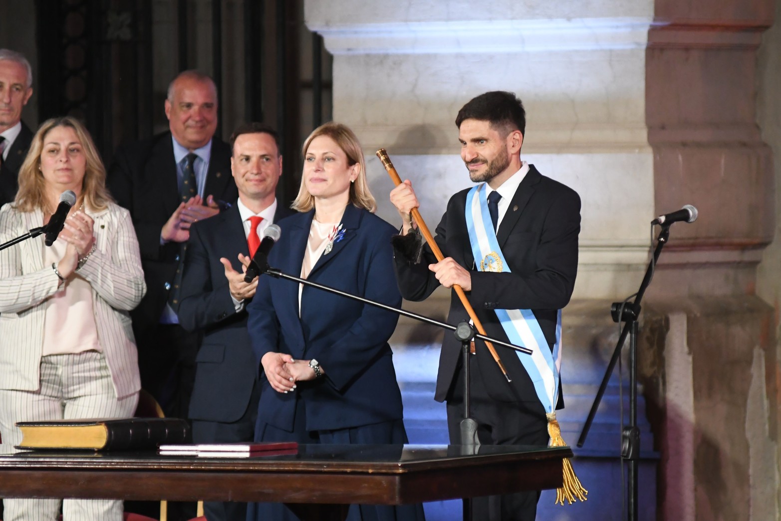 Con las dos manos apretadas. Así posó el nuevo gobernador con el bastón de mando. Foto Pablo Aguirre