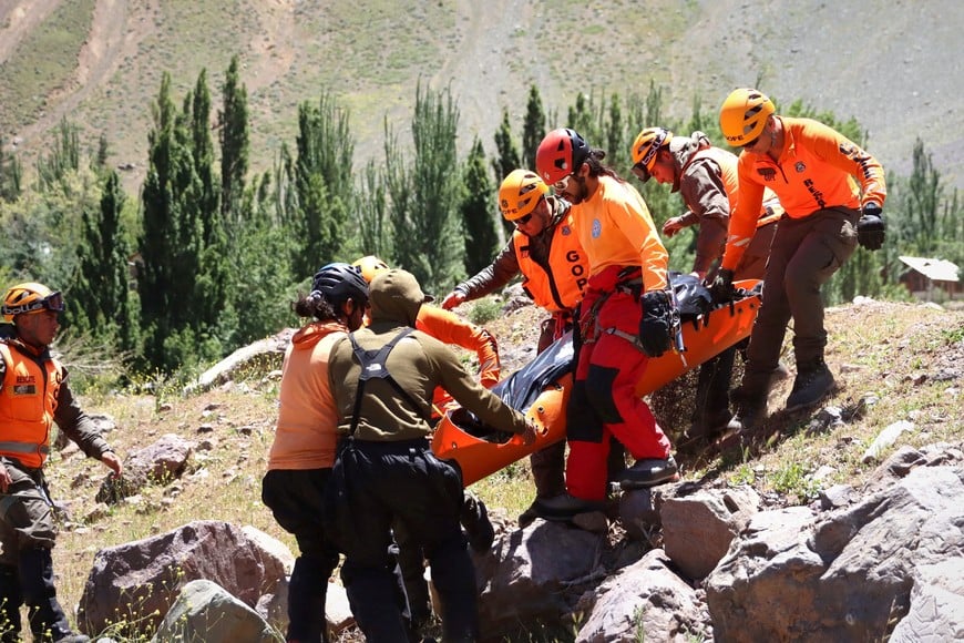 Carabineros and rescue team members carry the body of one of the three Argentinean climbers who died while on a trek, Lo Valdes area at Cajon del Maipo zone, in Santiago, Chile, December 6, 2023. Carabineros de Chile/Handout via REUTERS ATTENTION EDITORS - THIS IMAGE HAS BEEN SUPPLIED BY A THIRD PARTY NO RESALES. NO ARCHIVES