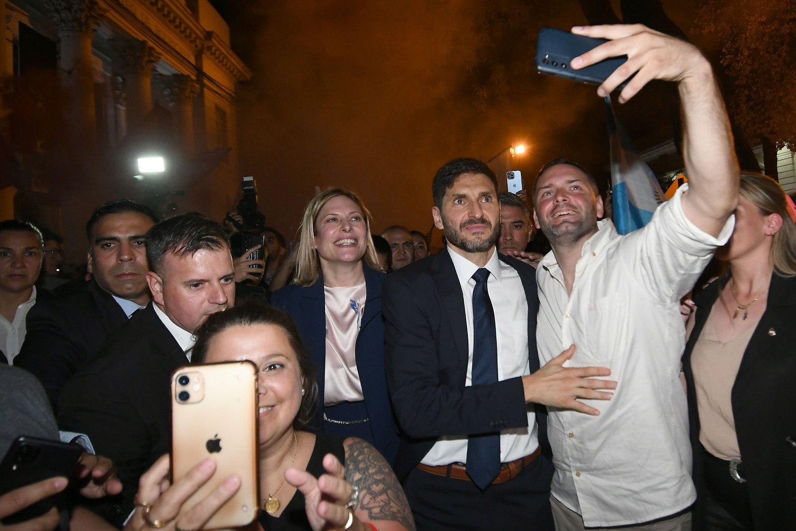 Desde la Legislatura hasta Casa de Gobierno el flamante gobernador posó mas de una vez para la selfie.  Foto Manuel Fabatía