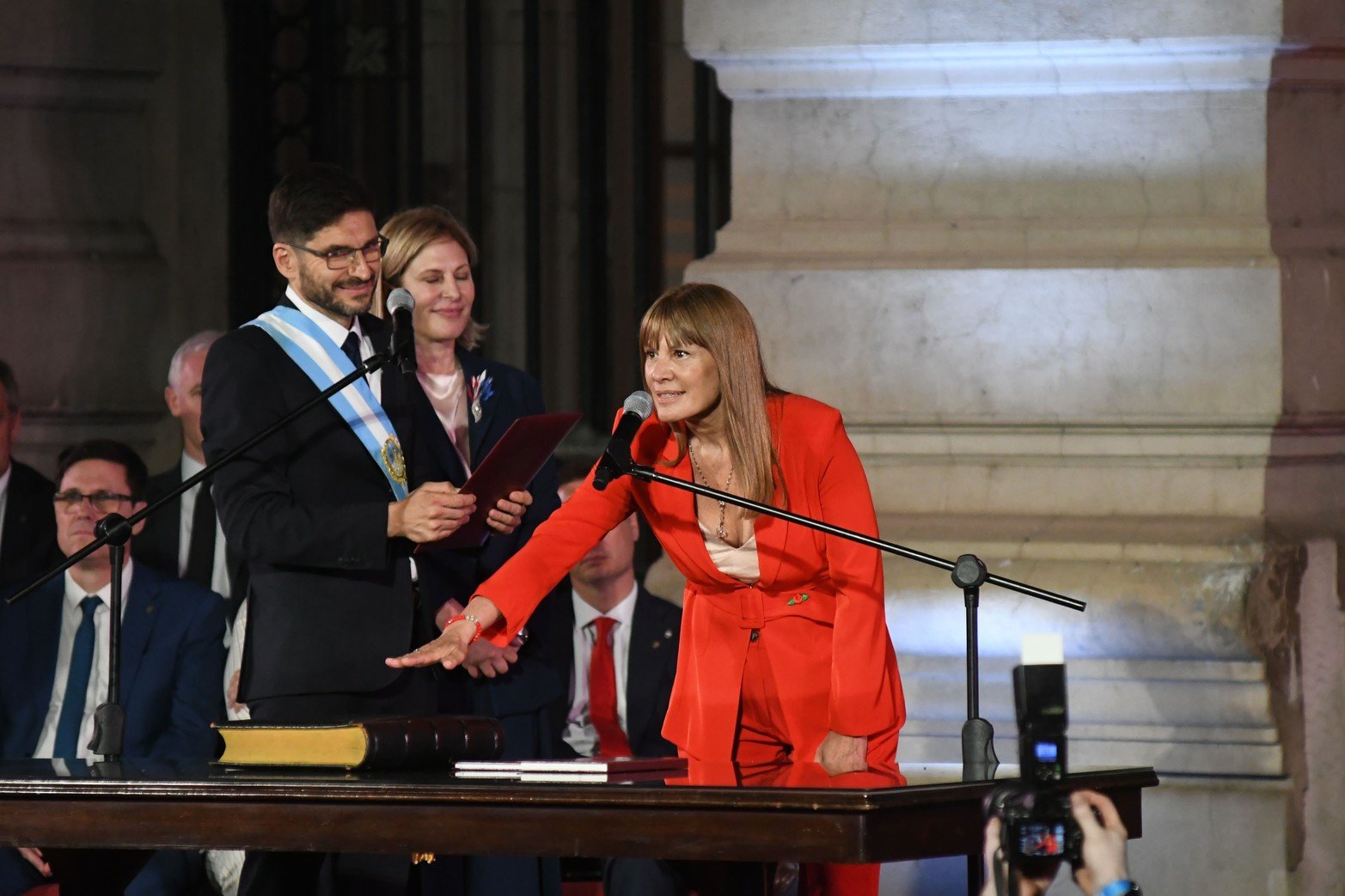 La jura de los ministros que acompañaran la gestión del gobernador Maximiliano Pullaro. Foto Pablo Aguirre