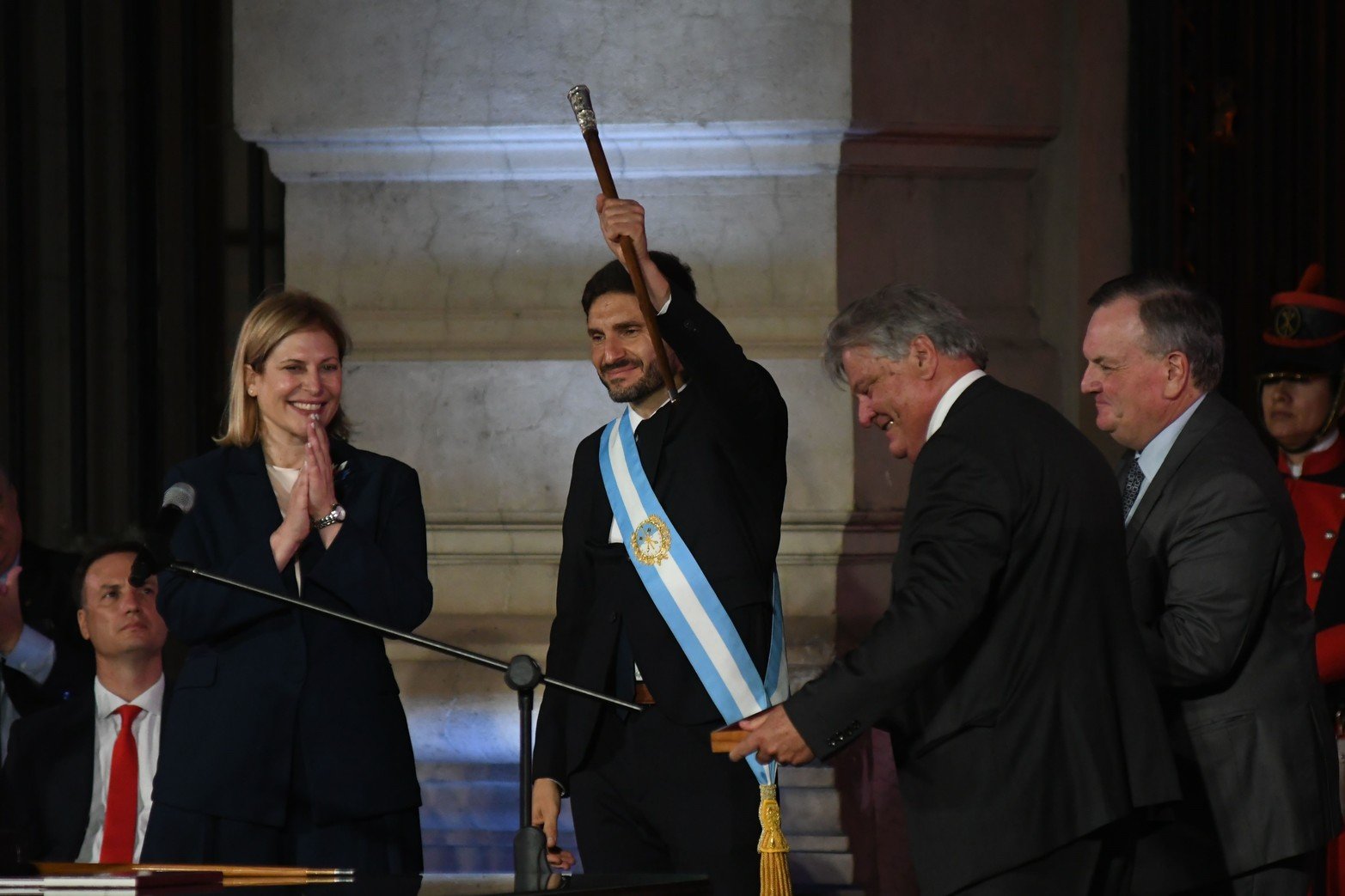 Con el bastón, saluda al público. Lo acompañan la Vice Gobernadora Gisela Scaglia, Carlos Fascendini y Felipe Michlig. Foto Pablo Aguirre
