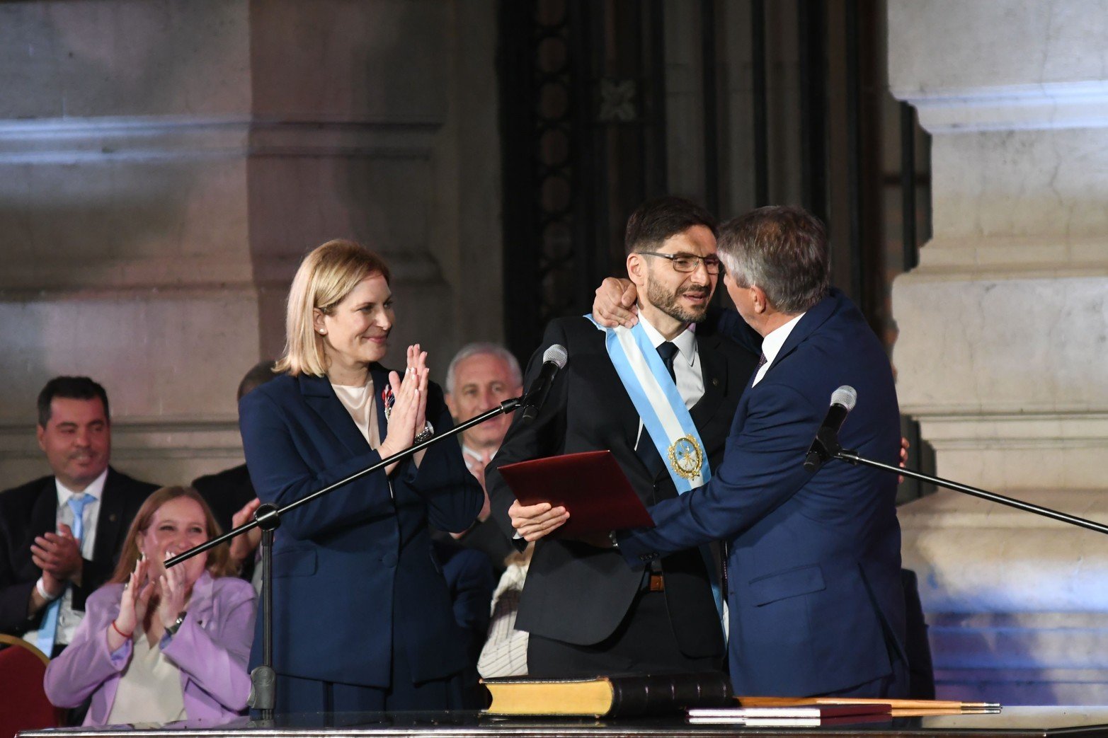 Fabián Bastía y Pullaro se abrazan. El primero será Ministro de Gobierno. Foto Pablo Aguirre