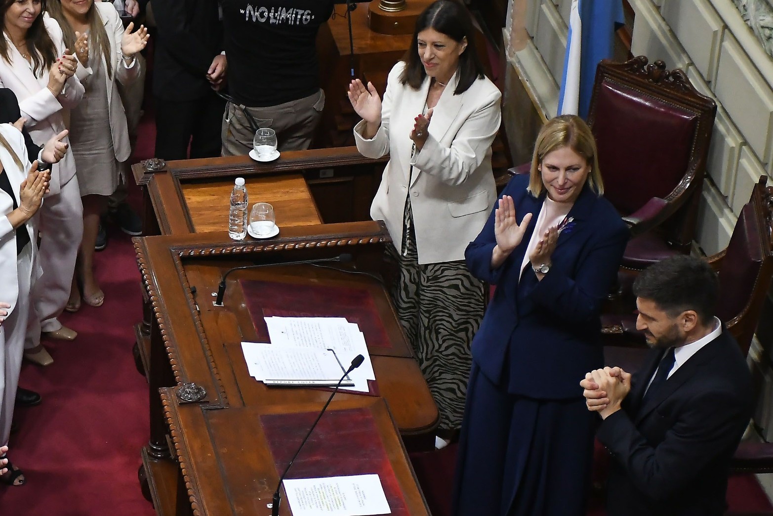 El apretón de mano al estilo Raúl Alfonsín. Los detalles que dejó la asunción del nuevo gobernador.  Foto Pablo Aguirre