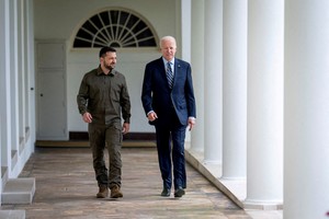 FILE PHOTO: FILE PHOTO: Ukrainian President Volodymyr Zelenskiy walks down the White House colonnade to the Oval Office with U.S. President Joe Biden during a visit to the White House in Washington, U.S., September 21, 2023. Doug Mills/Pool via REUTERS/File Photo/File Photo