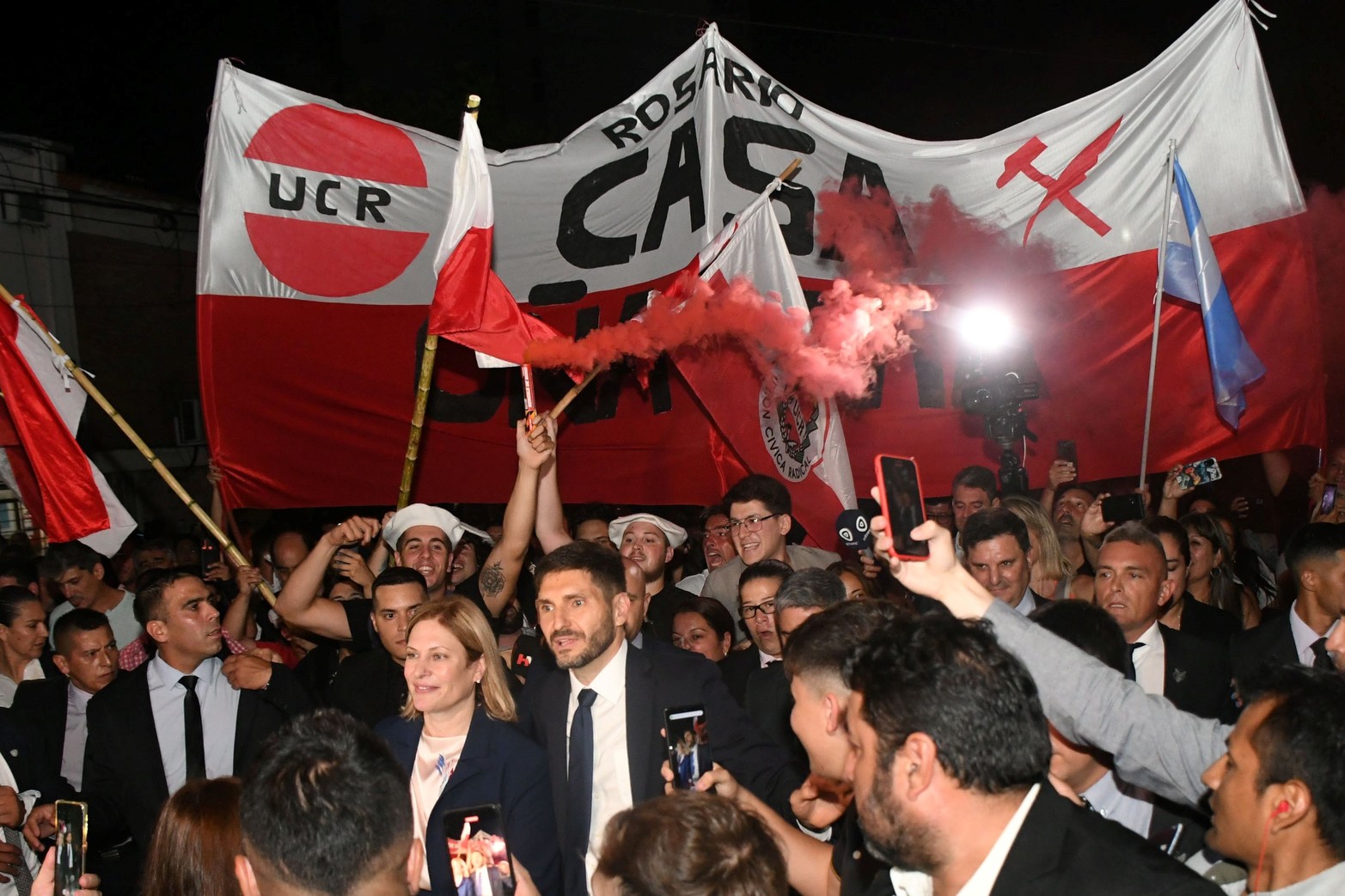 Con banderas roja y blancas la UCR vuelve a gobernar la provincia luego de 60 años.  Foto Manuel Fabatía