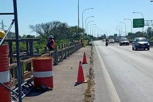 Los trabajos tienen lugar debajo del puente aliviador en RN168, en las proximidades del Conicet. Foto: Gentileza