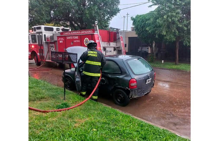 Bomberos y una doble tarea este miércoles lluvioso.