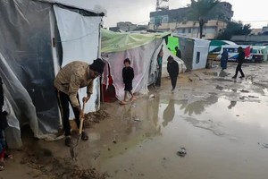 Los desplazados de Gaza tienen que lidiar con tiendas inundadas y ropa empapada. Imagen captada por Naaman Omar. DW