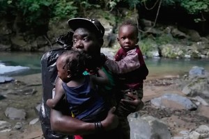Un migrante haitiano cruza uno de los ríos a su paso por el Tapón del Darien, entre Colombia y Panamá. DW