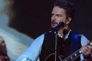 Arjona, de 59 años, compartió la impactante noticia a través de su cuenta de Instagram