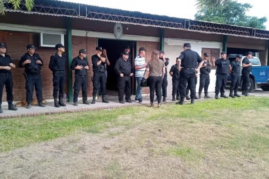 Con fuerte custodia policial se llevó a cabo este miércoles a reunión en la que fue proclamado presidente comunal Diego Baez, que perdió las elecciones generales.