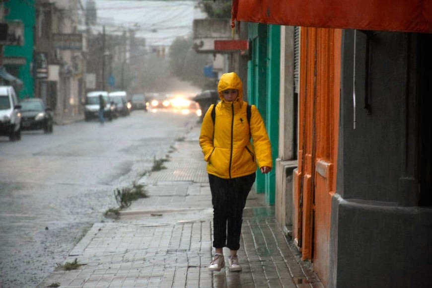 Lluvia fuerte y complicaciones en la ciudad de Santa Fe. Foto: Flavio Raina