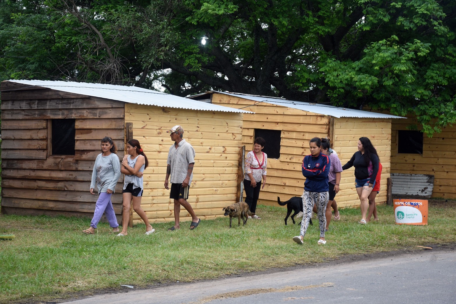 Cabe señalar que las 15 familias de La Vuelta del Paraguayo que fueron relocalizadas temporalmente a la vera de la 168 están recibiendo un bolsón con provisiones que tienen alimentos secos -como yerba, azúcar y lentejas- y pañales.