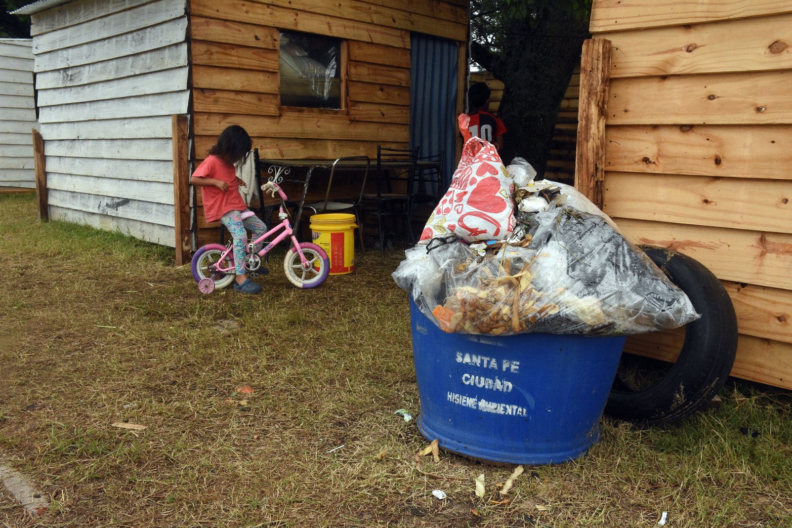 El Municipio colocó cesto para la basura. 