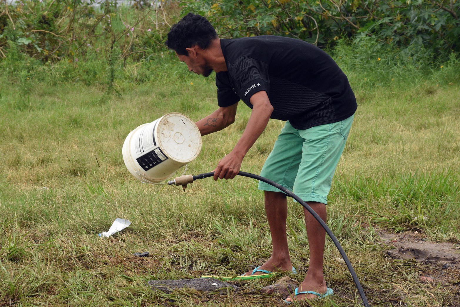 El agua potable llega a través de una canilla comunitaria. 