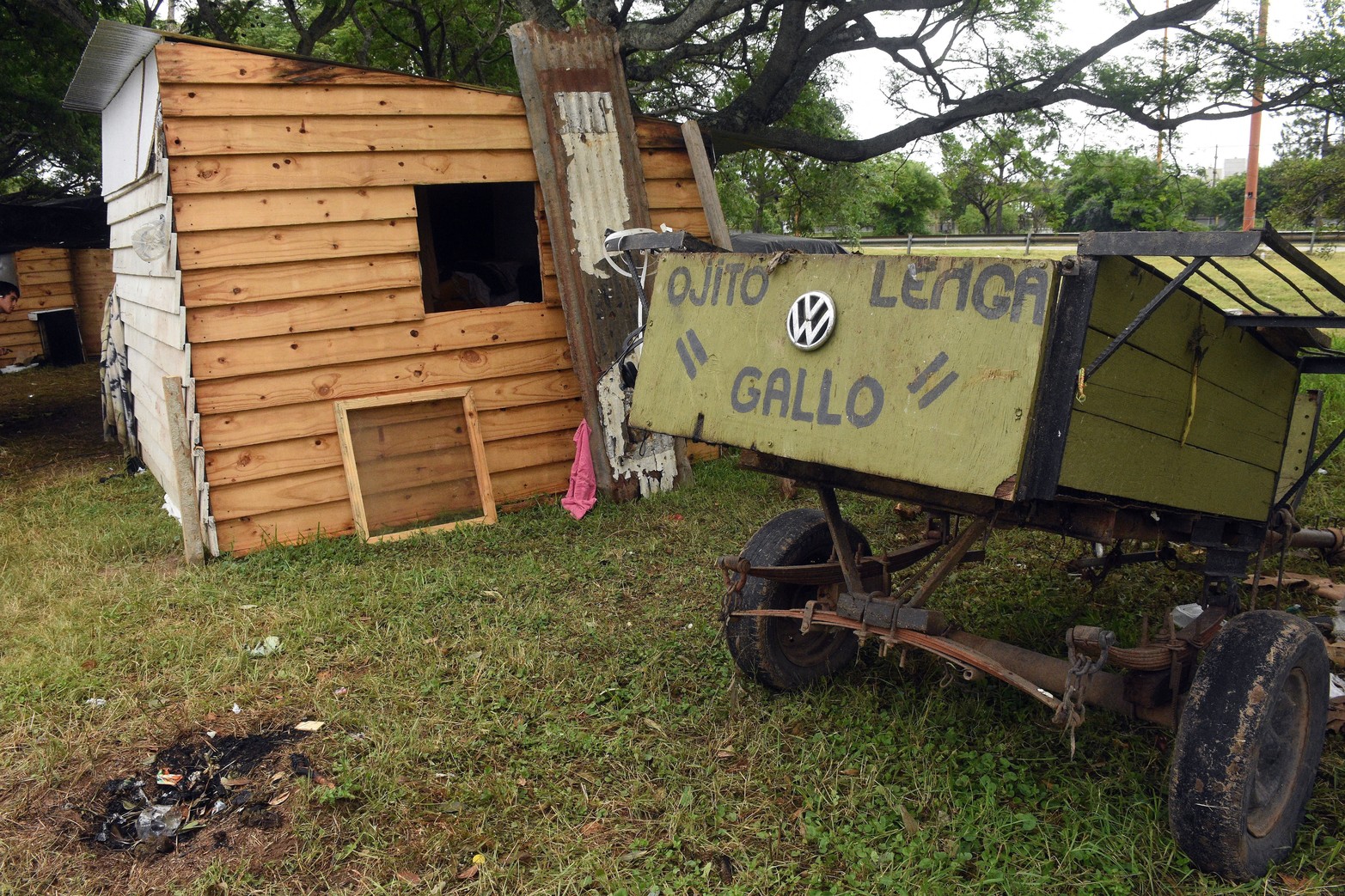 Cabe señalar que las 15 familias de La Vuelta del Paraguayo que fueron relocalizadas temporalmente a la vera de la 168 están recibiendo un bolsón con provisiones que tienen alimentos secos -como yerba, azúcar y lentejas- y pañales.