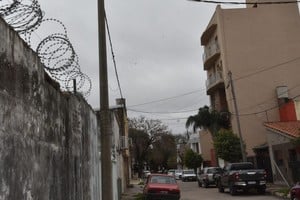 Cada vez más casas del barrio cuentan con alambrados de púa para protegerse de la inseguridad. Foto: Guillermo Di Salvatore