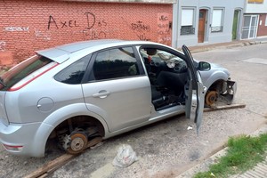 El Ford Focus fue desguazado en parte en pasaje Leiva 3600, a metros de avenida López y Planes, en pleno barrio Barranquitas.  Crédito: El Litoral