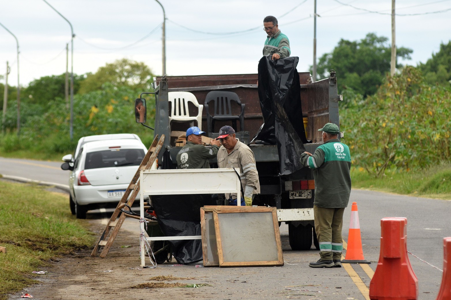 Mudanza. Con camiones del Municipio siguen sacando familias de La Vuelta del Paraguayo. 