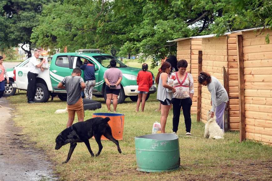 En imágenes: así conviven los vecinos evacuados