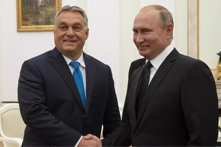 Viktor Orbán junto a Vladimir Putin. Crédito: Euronews