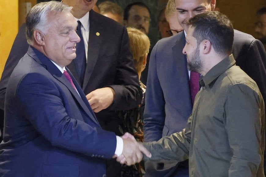 En Buenos Aires. Zelenski y el primer ministro húngaro Orbán se saludan durante la ceremonia de asunción del flamante presidente argentino, Javier Milei. La relación entre ambos gobiernos no es buena. Ludovic Marin.