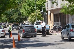 Agentes de Protección Vial se encontraban trabajando, cuando detuvieron la marcha de una motocicleta, a bordo de una mujer y dos menores de edad, por no contar con los elementos reglamentarios (casco), ni documentación en regla.
Foto: Archivo