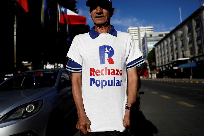 A man who is against new constitution shows a T-shirt with a slogan after polls closed, on the day of the referendum on a new Chilean constitution, in Concepcion, Chile, December 17, 2023. REUTERS/Juan Gonzalez